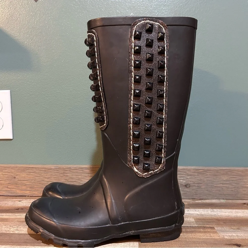 BCBGMAXAZRIA Studded Rain Boots – Black – Women’s Size 6